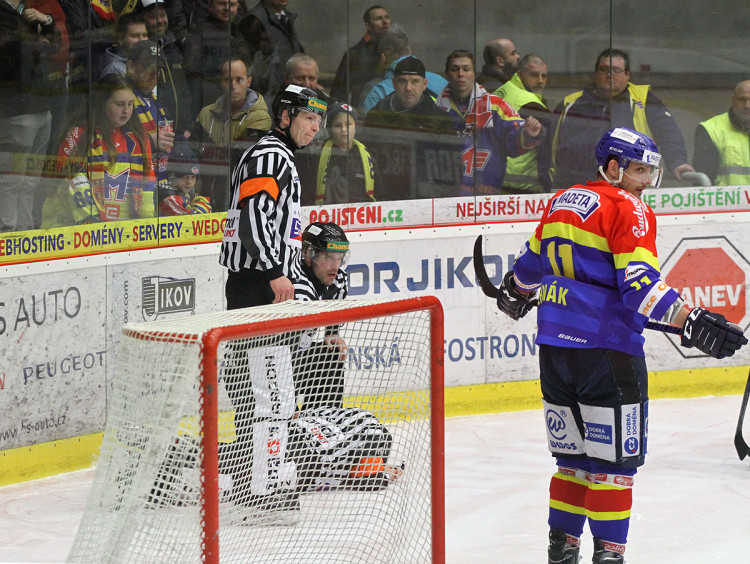 Po bolestivém střetu s Robem zůstal sudí Kubičík ležet na ledě