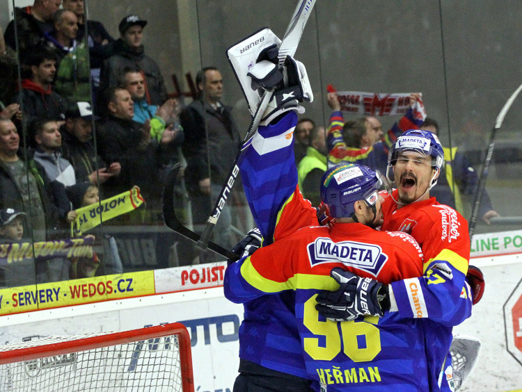 Heřman a Pavlin v objetí s Kváčou slaví třetí semifinálovou výhru