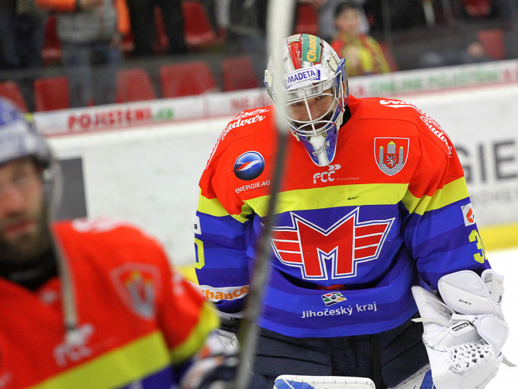 Petr Kváča neskrýval při odchodu do kabin radost. Pravidelná rotace gólmanům Motoru evidentně svědčí