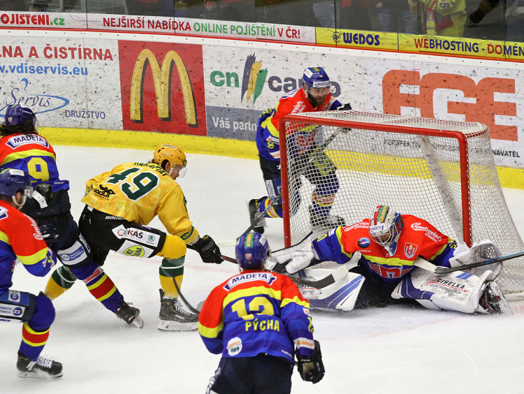 Motoru schází jediný krok do baráže