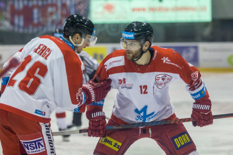 FOTOGALERIE: Indiáni vyhráli v Olomouci druhé utkání 3:2, Kohouti pojedou do Plzně za stavu série 2:2