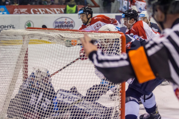 FOTOGALERIE: Indiáni vyhráli v Olomouci druhé utkání 3:2, Kohouti pojedou do Plzně za stavu série 2:2