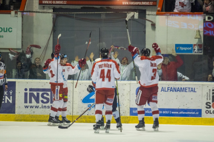 FOTOGALERIE: Indiáni vyhráli v Olomouci druhé utkání 3:2, Kohouti pojedou do Plzně za stavu série 2:2