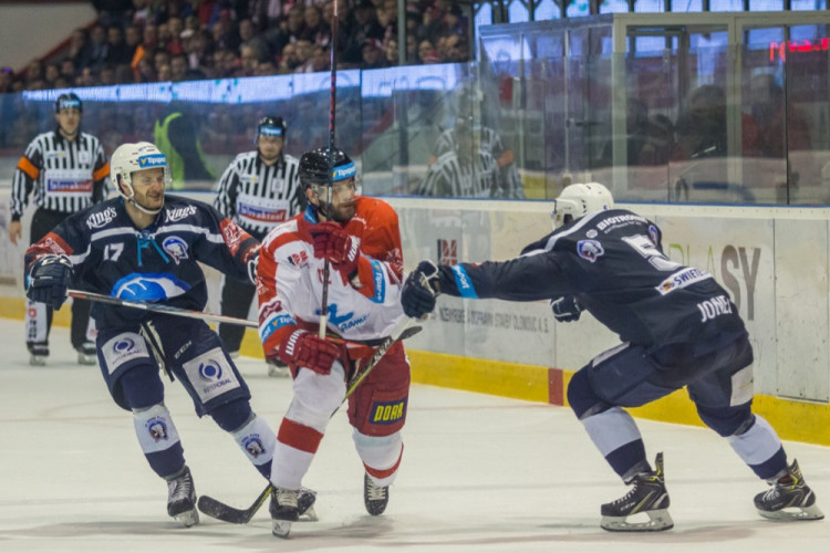 FOTOGALERIE: Indiáni vyhráli v Olomouci druhé utkání 3:2, Kohouti pojedou do Plzně za stavu série 2:2