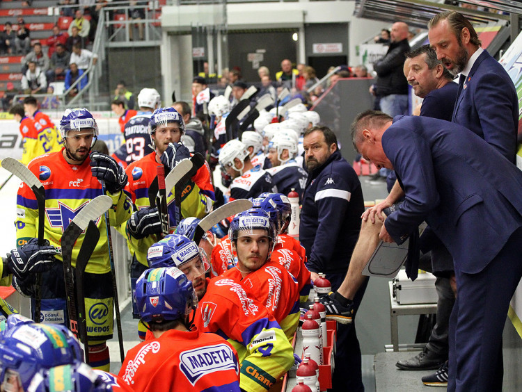 Domácí střídačka pozorně naslouchá pokynům trenéra Tottera