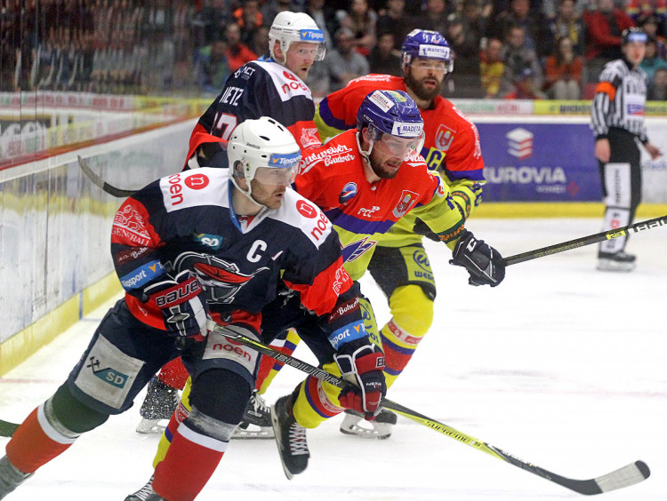 Jakub Babka vyráží za koutoučem, v popředí kapitán Pirátů Marek Tomica