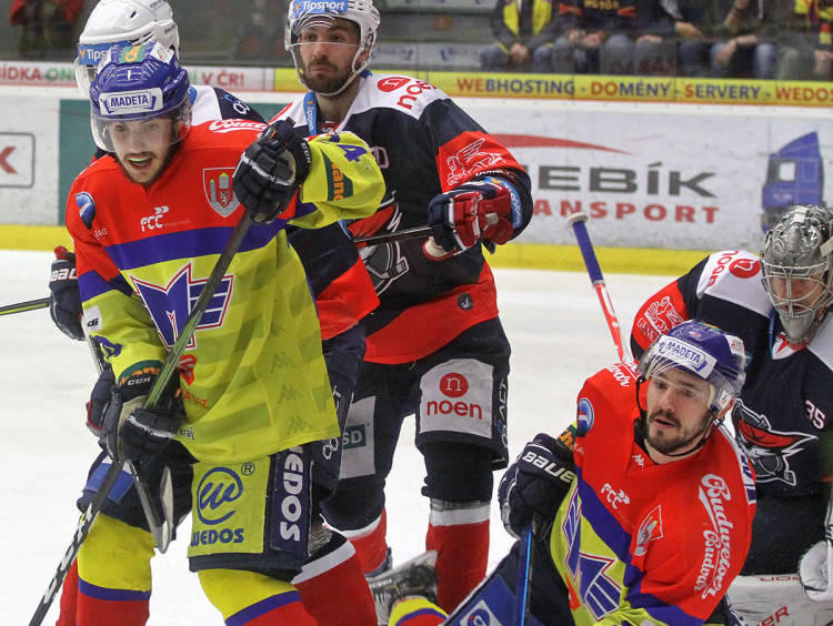 Heřman s Dančišinem bojují před klecí Justina Peterse