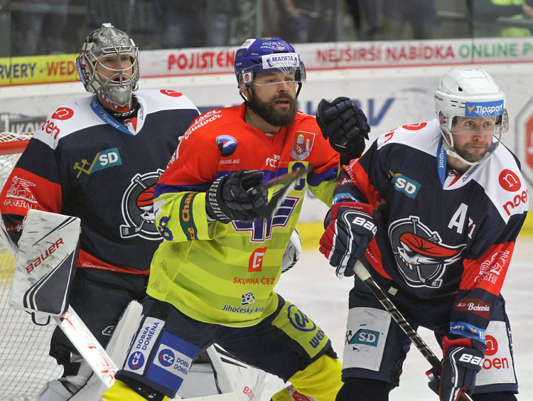 Ofenzivně laděný kapitán Jihočechů Zdeněk Kutlák před chomutovským gólmanem Petersem v souboji s Ivanem Humlem