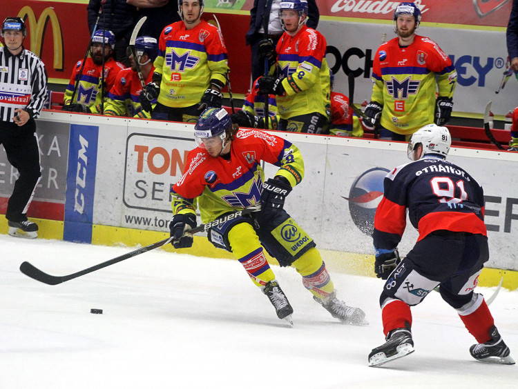 Jakub Doktor se snaží obehrát Jana Stránského