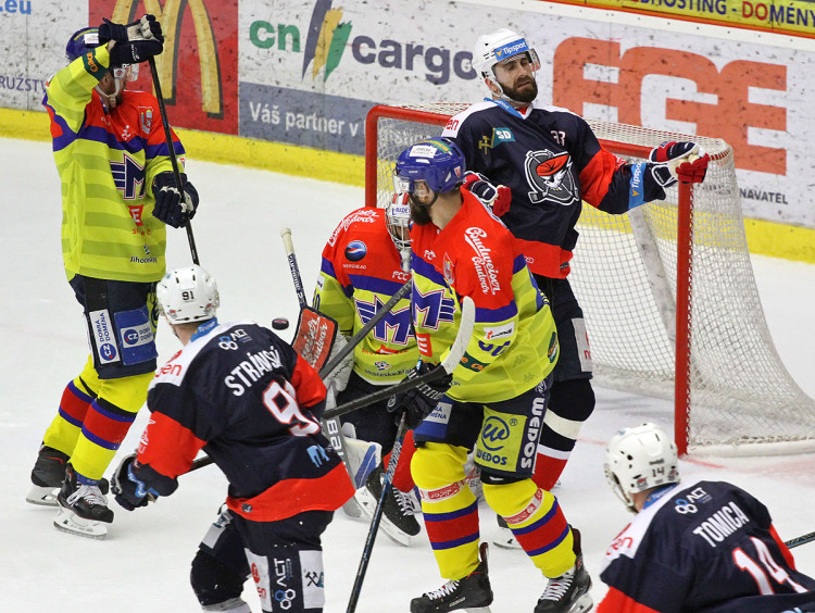 Petr Kváča zasahuje vyrážečkou