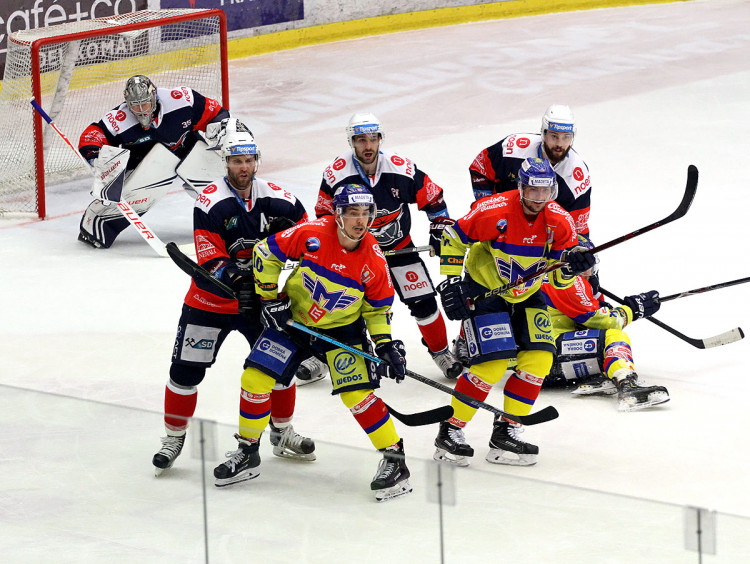 Přes tuhle hradbu těl by střela domácího obránce prošla jenom těžko