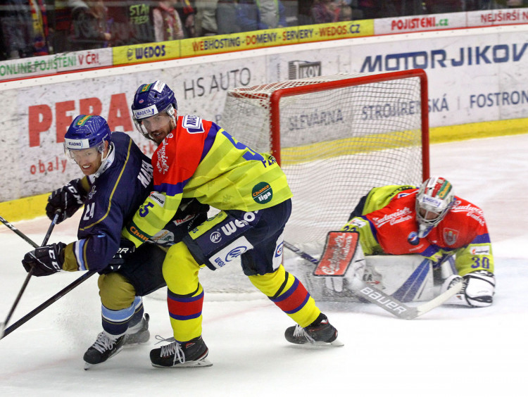 Přihrávka Vampoly vybídla ke skórování Brendona Nashe, Karel Plášil mu v zakončení ale naštěstí zabránil