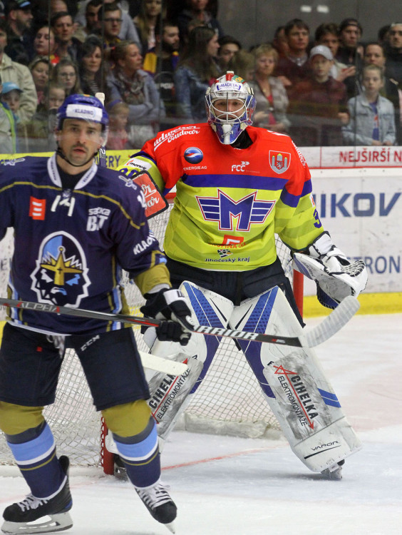 Tomáš Plekanec hlídkuje před motoráckou klecí