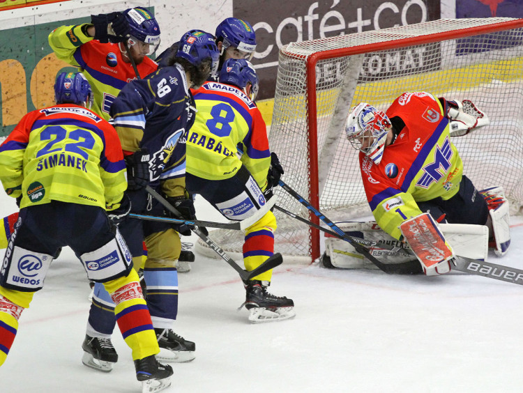 Ladislav Zikmund se snaží z ostrého úhlu překonat střídajícího Jana Strmeně