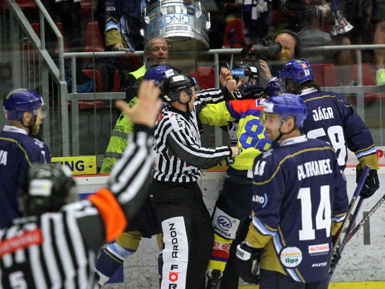 Doktor s Říhou si vyřizují účty