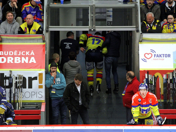 Zraněný Žiga Pavlin mizí v útrobách Budvar arény
