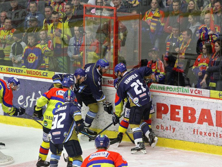 Kladenští při hře u mantinelu za svou brankou