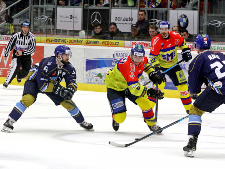 Václav Karabáček se pokouší prokličkovat mezi Nashem a Melkou