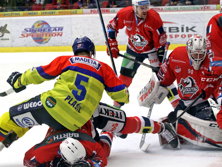 Plášil nasedl při tomto závaru před brankou Ondřeje Kacetla na záda Kratochvilovi