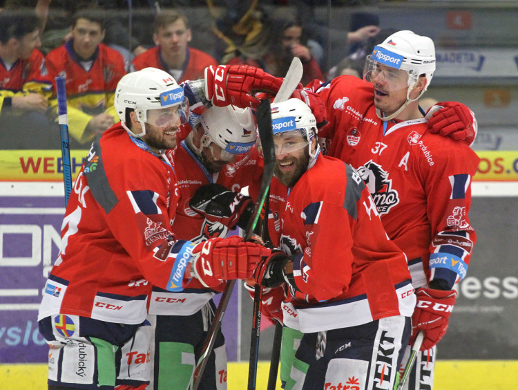 Pardubická radost po vedoucí brance Nicholase Schause nedlouho před koncem úvodní třetiny