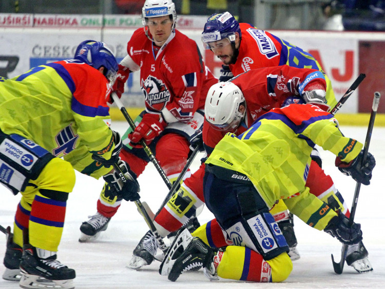 Urputný souboj o kotouč ve středu kluziště