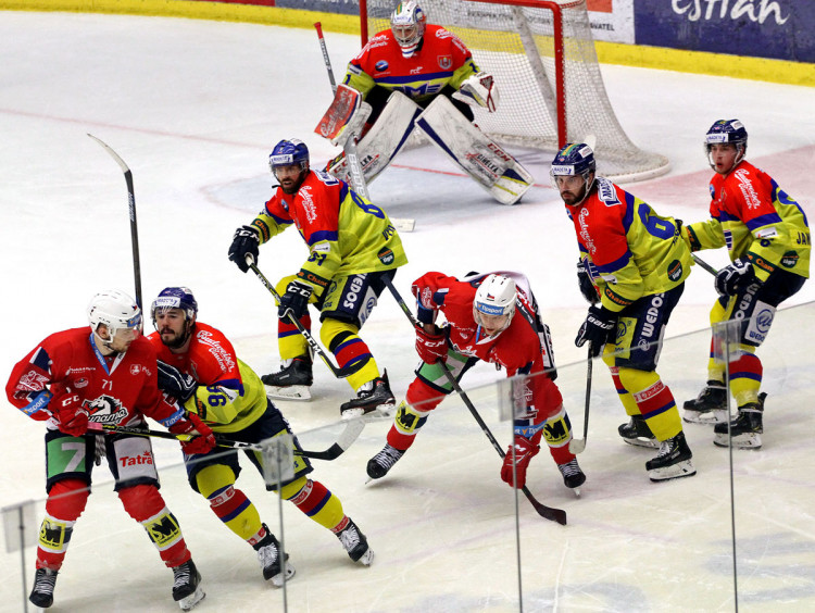 Čtyři českobudějovičtí hráči v kruhu pro vhazování