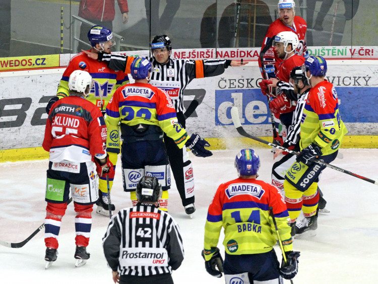 Diváci už se radovali, hlavní rozhodčí ale rozpažil