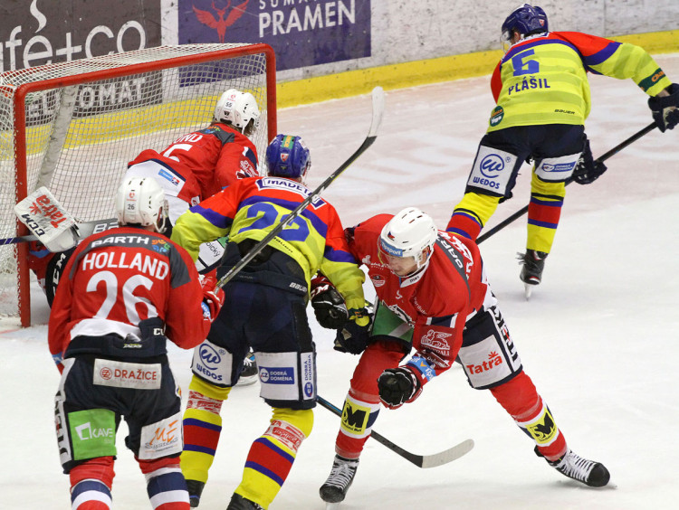 Zlomový okamžik. Karel Plášil střílí svou druhou branku v tomto zápase a vyrovnává na 4:4, jenže rozhodčí jeho gól neuznává