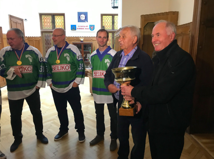 FOTOGALERIE: Hokejoví mistři z roku 1994 opět spolu! Sešli se s primátorem a podepsali se fanouškům