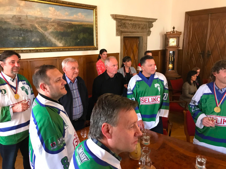 FOTOGALERIE: Hokejoví mistři z roku 1994 opět spolu! Sešli se s primátorem a podepsali se fanouškům