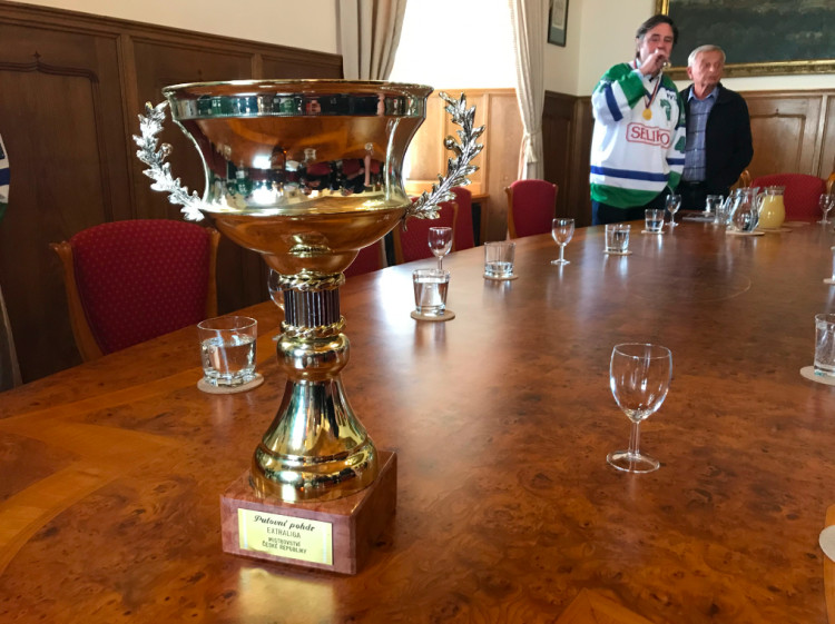 FOTOGALERIE: Hokejoví mistři z roku 1994 opět spolu! Sešli se s primátorem a podepsali se fanouškům