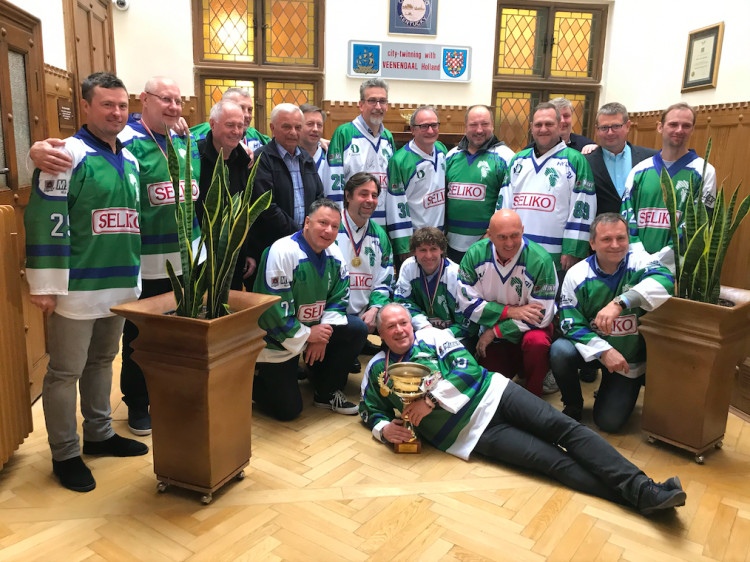 FOTOGALERIE: Hokejoví mistři z roku 1994 opět spolu! Sešli se s primátorem a podepsali se fanouškům