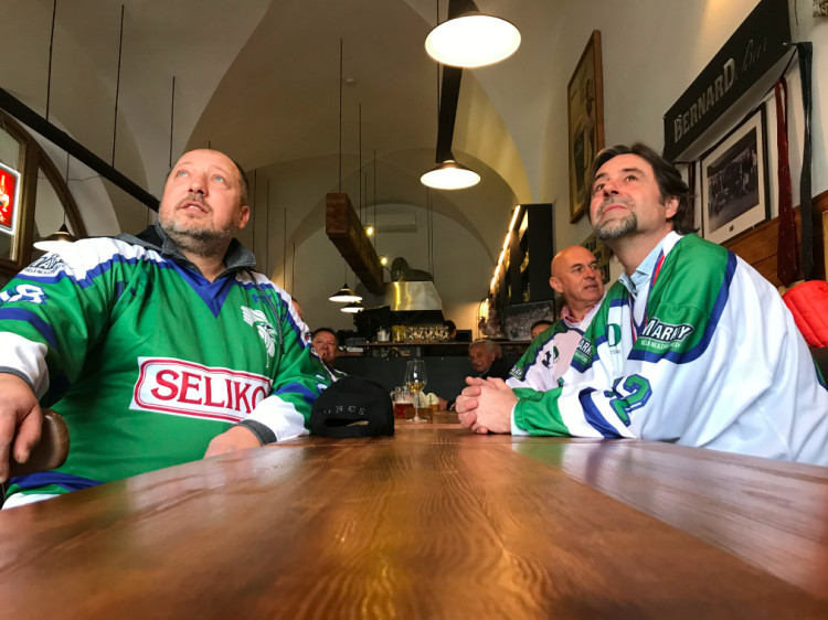 FOTOGALERIE: Hokejoví mistři z roku 1994 opět spolu! Sešli se s primátorem a podepsali se fanouškům