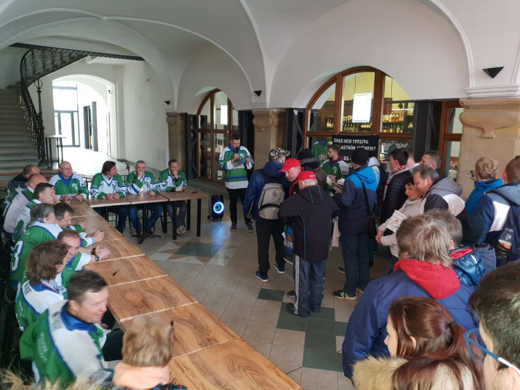 FOTOGALERIE: Hokejoví mistři z roku 1994 opět spolu! Sešli se s primátorem a podepsali se fanouškům