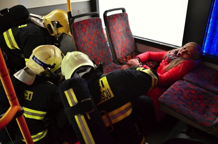 Složky zasahovaly u hořícího autobusu plného vězňů