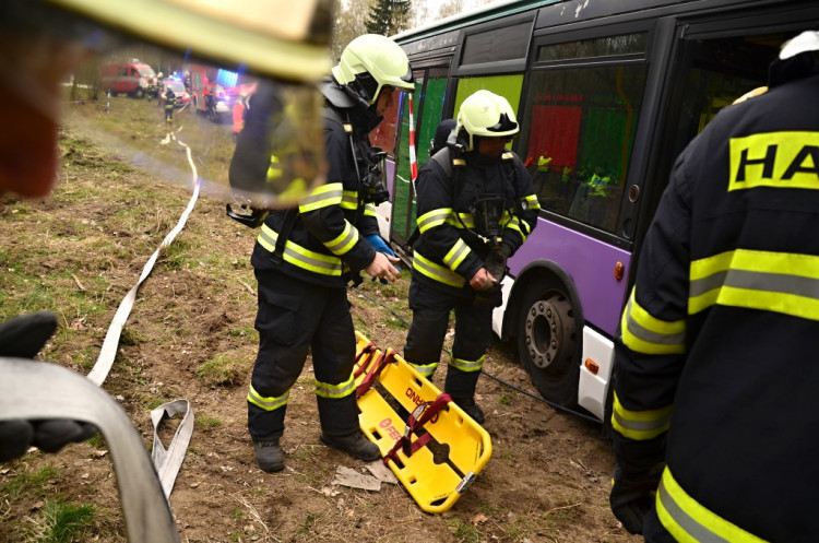Složky zasahovaly u hořícího autobusu plného vězňů