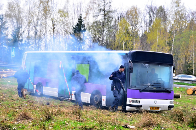 Složky zasahovaly u hořícího autobusu plného vězňů