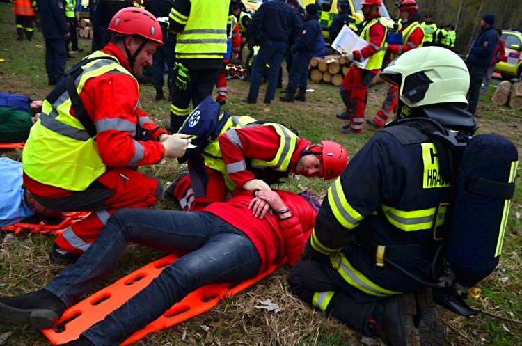 Složky zasahovaly u hořícího autobusu plného vězňů