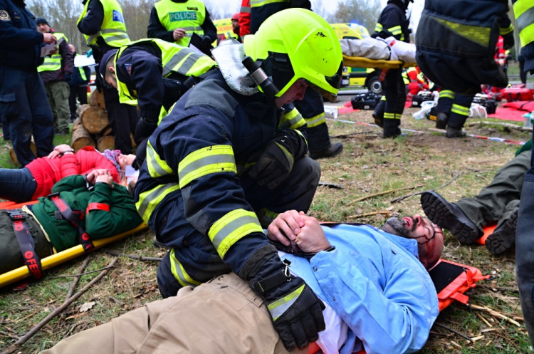 Složky zasahovaly u hořícího autobusu plného vězňů
