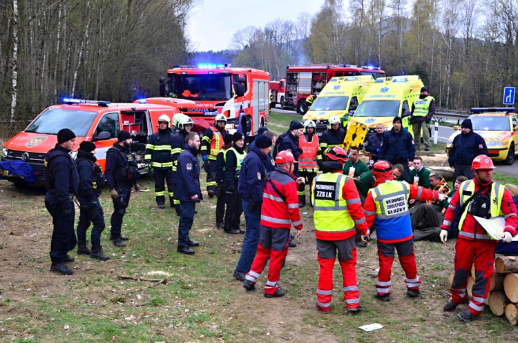 Složky zasahovaly u hořícího autobusu plného vězňů
