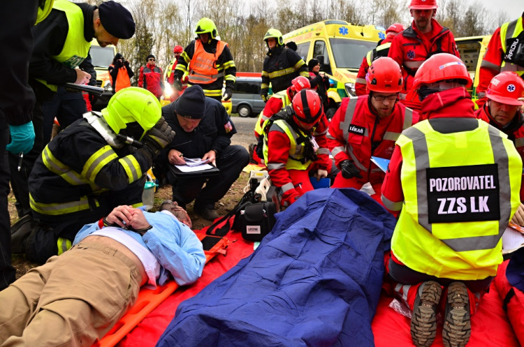 Složky zasahovaly u hořícího autobusu plného vězňů