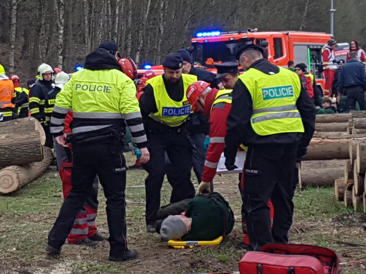 Složky zasahovaly u hořícího autobusu plného vězňů