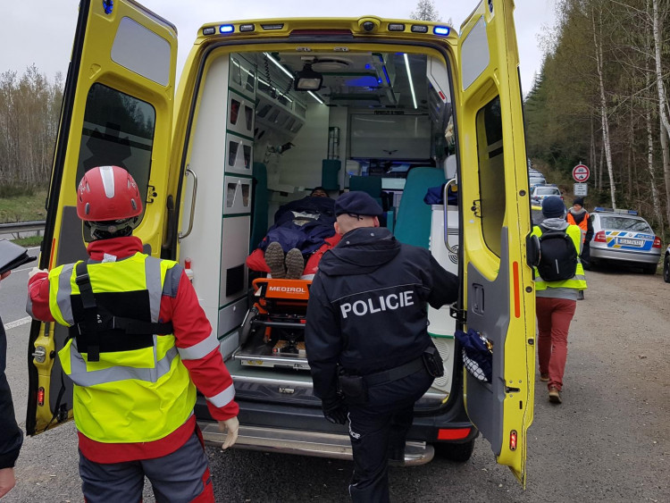 Složky zasahovaly u hořícího autobusu plného vězňů