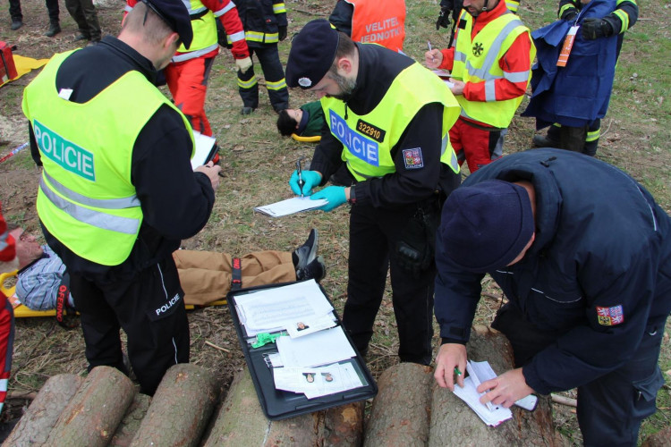 Složky zasahovaly u hořícího autobusu plného vězňů