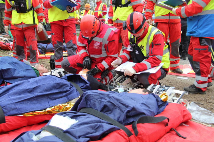 Složky zasahovaly u hořícího autobusu plného vězňů