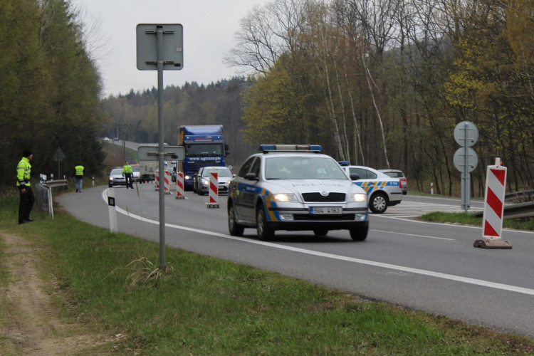 Složky zasahovaly u hořícího autobusu plného vězňů