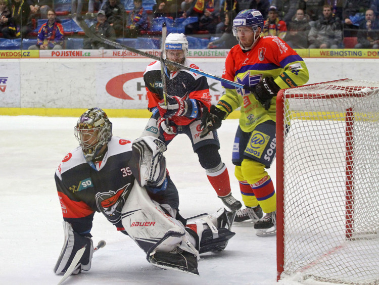 Peters se vrhá proti šanci Motoru, Štich mezitím brání Karabáčka