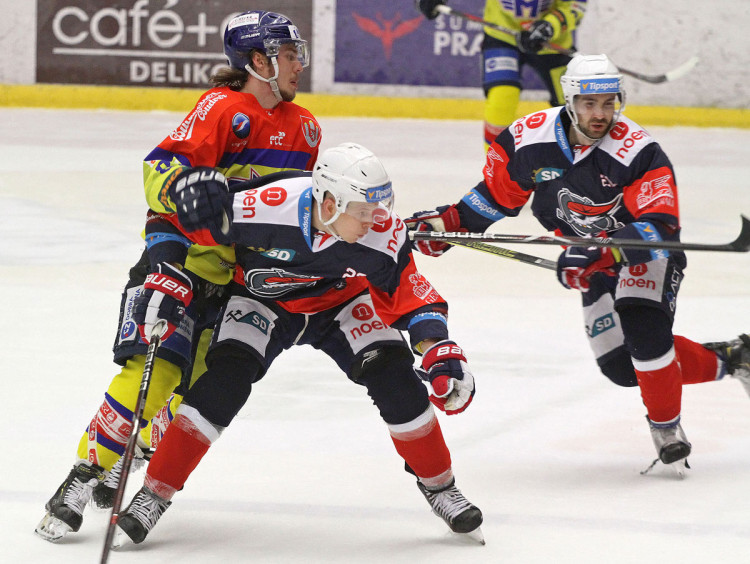 Jakub Doktor se snaží přejít přes autora třetí chomutovské trefy Pavla Klhůfka