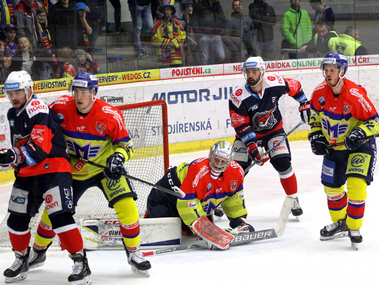 Široký rozklek Jana Strmeně zabere celou branku