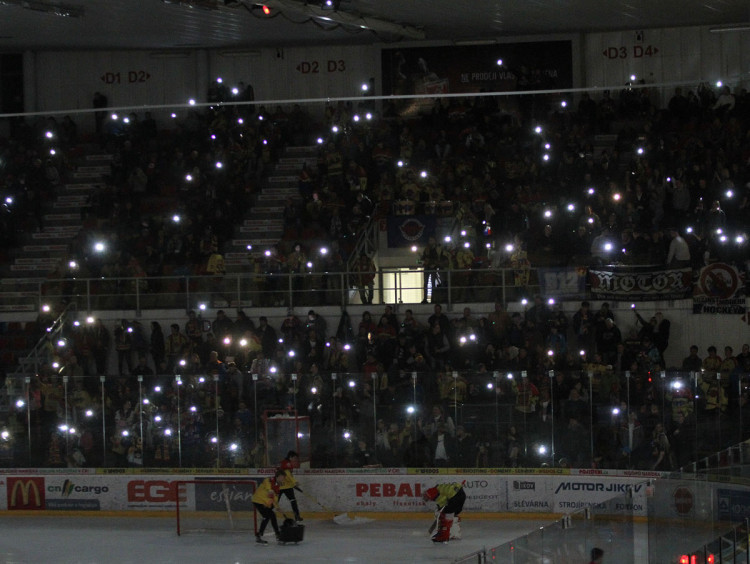 Stejně jako před Vánoci, i tentokrát fanoušci rozsvítili Budvar arénu